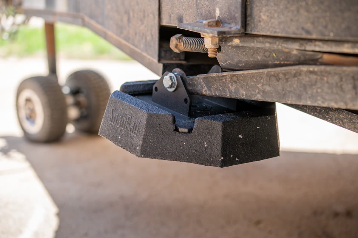 Retracted stabilizer with a RV jack pad attached to it on a Safari Condo Alto A1752 trailer