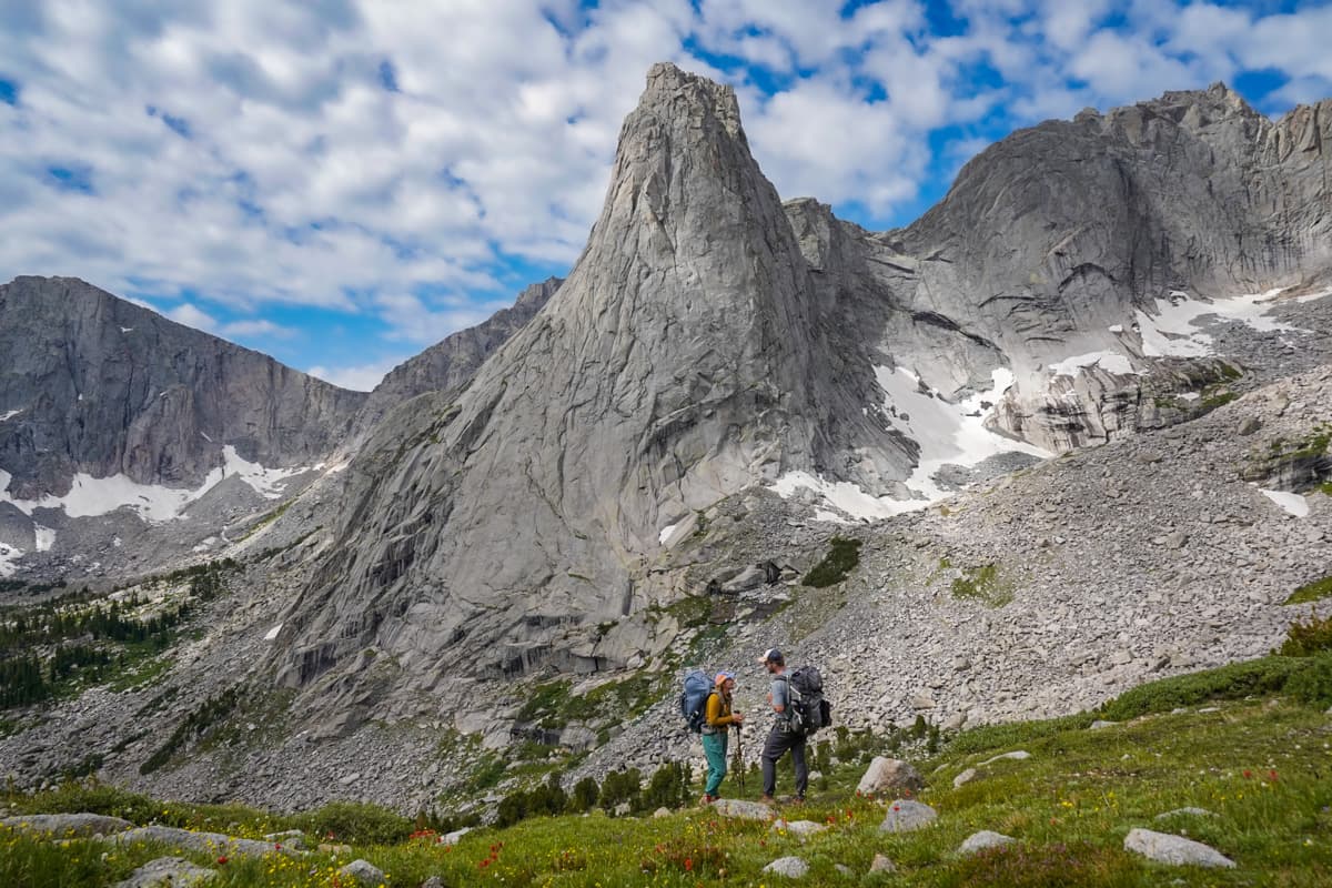 Couple standing on the Cirque of the Towers trail with Pingora Peak in the backgroung in the Wind Raver range of Wyoming